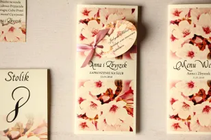 Hochzeitseinladungen mit Kirschblüte mit einem dekorativen Etikett mit einem Reim.