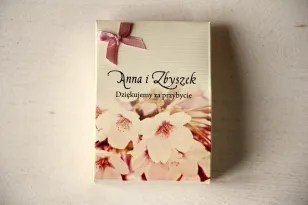Eine Schachtel für Süßigkeiten als Dankeschön an die Hochzeitsgäste. Kirschblüten-Grafik