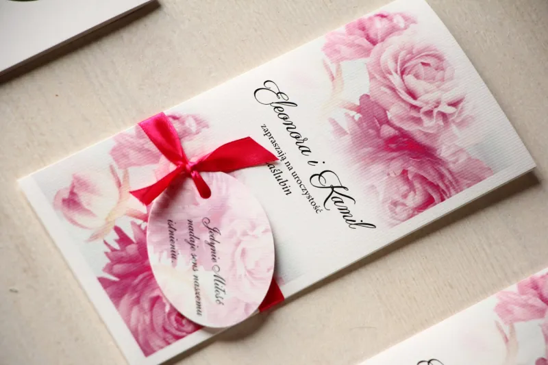 Zaproszenia ślubne z różowymi piwoniami z ozdobną przywieszką z wierszykiem.