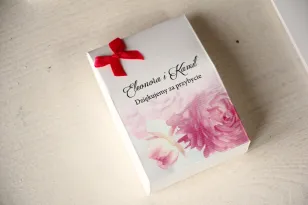 Eine Schachtel für Süßigkeiten als Dankeschön an die Hochzeitsgäste. Pinke Pfingstrosen-Grafik