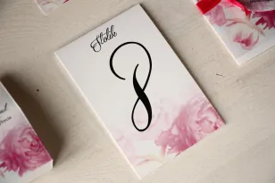 Kwiatowe Numery stolików na stoły weselne, grafika z różowymi piwoniami
