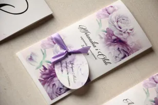 Hochzeitseinladungen mit lila Pfingstrosen mit einem dekorativen Etikett mit einem Reim.