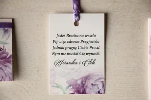 Kwiatowe Zawieszki na butelki weselne, grafika z fioletowymi piwoniami