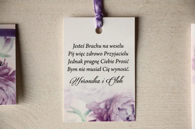 Kwiatowe Zawieszki na butelki weselne, grafika z fioletowymi piwoniami Kwiatowe Zawieszki na butelki weselne, grafika z fioletowymi piwoniami