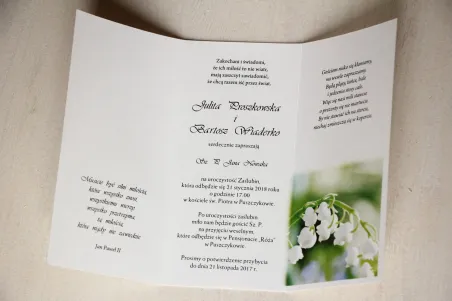 Zarte Hochzeitseinladungen mit Maiglöckchen mit einem dekorativen Anhänger mit Reim - Innenseite der Einladung