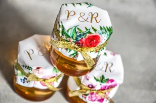 Glas Honig - ein süßes Dankeschön an die Hochzeitsgäste. Kapuze mit vergoldeten Initialen mit roten Rosen und Farn.