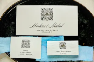 Silberne Hochzeitseinladungen mit einem dekorativen, transparenten Kieselstein. Das Ganze ist auf einseitigem Perlenpapier gefer