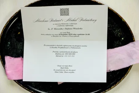 Srebrne zaproszenia ślubne z ozdobnym. Całość wykonana na papierze jednostronnym perłowym - wnętrze zaproszenia Brenet nr 2
