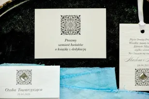 Silberne Eintrittskarten für Hochzeitseinladungen mit dekorativem Ornament. Das Ganze ist auf einseitigem Perlenpapier gefertigt