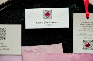 Hochzeitsvignetten mit Personalisierung - auf Perlenpapier mit Textur und dekorativem Ornament und magentafarbenem Kieselstein