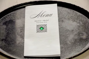 Hochzeitsmenü für Tische, auf Perlenpapier mit Textur, Ornament und Smaragdkiesel