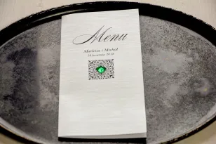 Menu weselne na stoły, na papierze perłowym z fakturą, ornamentem oraz szmaragdowym kamyczkiem