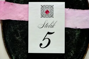 Srebrne numery stolików, na papierze jednostronnie perłowym z ornamentem oraz amarantowym kamykiem