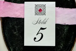 Silberne Tischnummern, auf einseitigem Perlenpapier mit einem Ornament und einem Amaranthkiesel