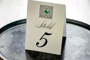 Silberne Tafelnummern, auf einseitigem Perlenpapier mit einem Ornament und einem smaragdgrünen Kieselstein