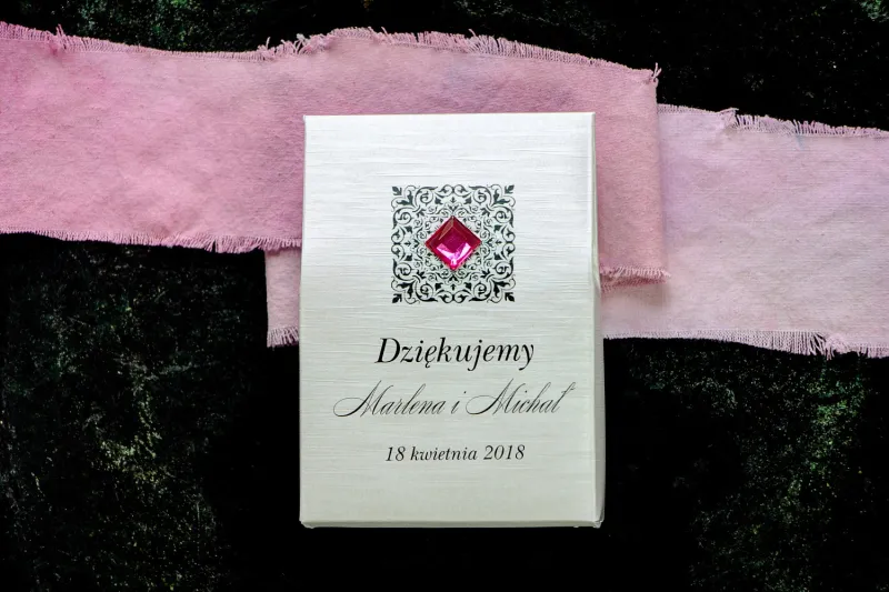 Pudełeczko na słodkości jako podziękowania dla gości na papierze perłowym z fakturą, ornamentem oraz amarantowym kamyczkiem Pudełeczko na słodkości jako podziękowania dla gości na papierze perłowym z fakturą, ornamentem oraz amarantowym kamyczkiem