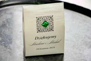 Schachtel für Süßigkeiten als Dankeschön an die Gäste auf Perlenpapier mit Textur, Ornament und Smaragdkiesel