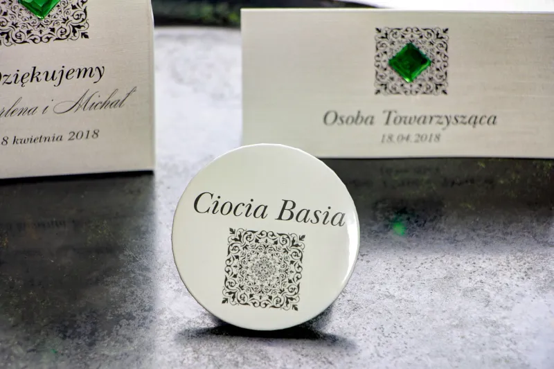 Podziękowania dla gości weselnych z formie przypinek. Grafika z ornamentem. [Brenet nr 3]