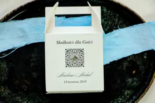 Hochzeitstorten-Box. Ornament und transparenter Kieselstein