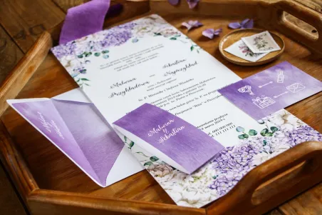 Hochzeitseinladungen mit lila Hortensien und weißen Pfingstrosen mit dem Zusatz von Eukalyptus - aufgeklappte Einladung