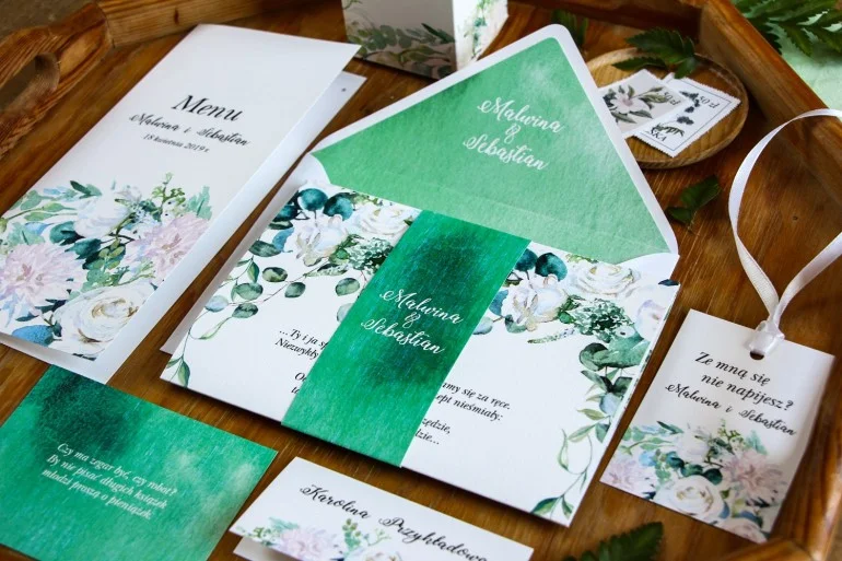 Butelkowo-zielone Zaproszenia Weselne z białymi różami i eukaliptusem | Eleganckie zaproszenia ślubne