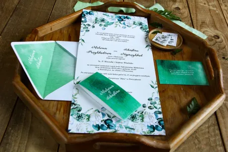 Zaproszenia ślubne z białymi różami z dodatkiem eukaliptusa w kolorze butelkowej zieleni - zaproszenie rozłożone