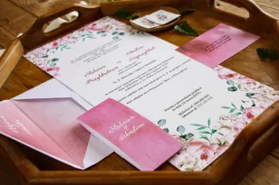 Rosa Hochzeitseinladungen mit weißen Pfingstrosen und Rosen mit dem Zusatz von Eukalyptus - aufgeklappte Einladung