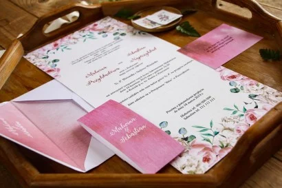 Zaproszenia Ślubne z Białymi Piwoniami i Różami na Różowym Tle | Unikalne, Składane Zaproszenia z Owijką | Rozalia nr 4