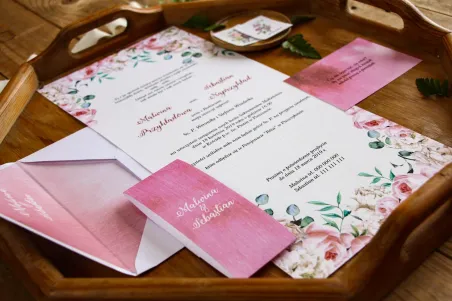 Różowe zaproszenia ślubne z białymi piwoniami i różami z dodatkiem eukaliptusa - zaproszenie rozłożone