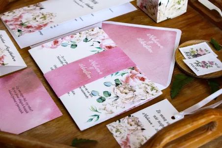 Rosa Hochzeitseinladungen mit weißen Pfingstrosen und Rosen mit dem Zusatz von Eukalyptus