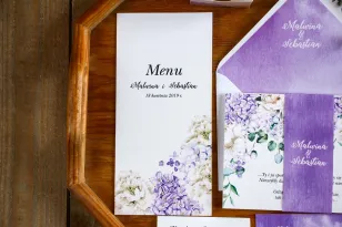 Menu ślubne, dodatki na stół weselny - Kompozycja z fioletową hortensją i białymi piwoniami z dodatkiem eukaliptusa