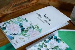 Hochzeitsmenü, Accessoires für den Hochzeitstisch - Komposition mit weißen Rosen unter Zusatz von Eukalyptus in flaschengrüner F
