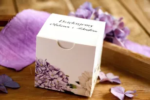 Eine Schachtel für Süßigkeiten als Dankeschön an die Gäste. Grafik mit lila Hortensie und weißen Pfingstrosen mit Zusatz von