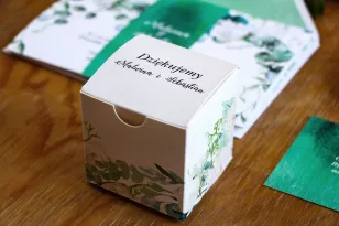 Eine Schachtel für Süßigkeiten als Dankeschön an die Gäste. Grafik mit weißen Rosen unter Zusatz von Eukalyptus