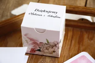 Różowe Pudełeczko na słodkości jako podziękowania dla gości. Grafika z białymi piwoniami i różami z dodatkiem eukaliptusa
