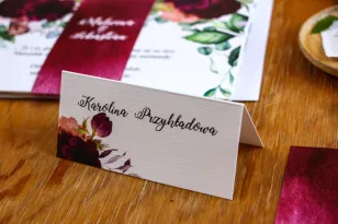 Winietki ślubne, wizytówki na stół weselny z burgundowymi piwoniami i anemonami z dodatkiem eukaliptusa