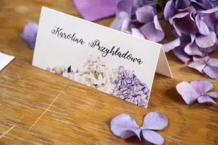 Winietki ślubne, wizytówki na stół weselny z fioletową hortensją i białymi piwoniami z dodatkiem eukaliptusa
