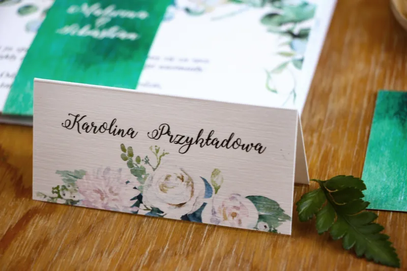 Hochzeitsvignetten, Visitenkarten für die Hochzeitstafel mit weißen Rosen mit dem Zusatz von Eukalyptus in Flaschengrün