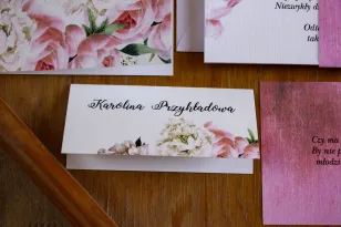 Rosa Hochzeitsvignetten, Visitenkarten für den Hochzeitstisch mit weißen Pfingstrosen und Rosen mit dem Zusatz von Eukalyptus