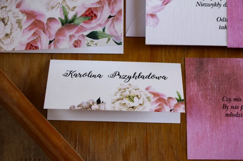Różowe Winietki ślubne, wizytówki na stół weselny z białymi piwoniami i różami z dodatkiem eukaliptusa