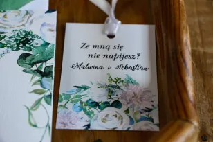 Zawieszki na butelki z białymi różami z dodatkiem eukaliptusa w kolorze butelkowej zieleni