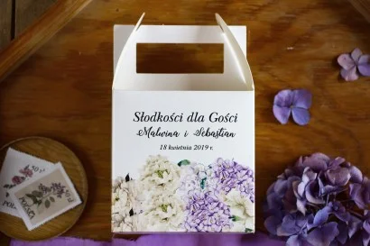 Pudełka na Ciasto weselne z fioletową hortensją i białymi piwoniami