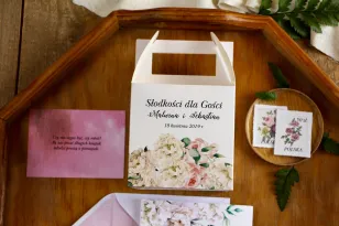 Rosa Schachteln (quadratisch) für Hochzeitstorte mit weißen Pfingstrosen und Rosen mit Eukalyptus