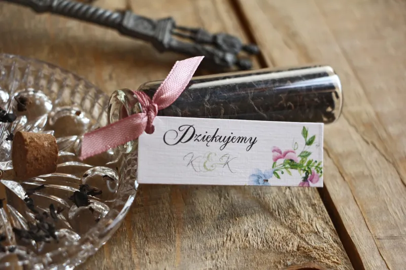 Podziękowania dla Gości w postaci buteleczek z herbatą. Przywieszka z delikatnym wzorem z pastelowymi fiołkami Podziękowania dla Gości w postaci buteleczek z herbatą. Przywieszka z delikatnym wzorem z pastelowymi fiołkami
