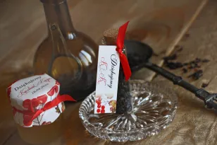 Danke an die Gäste in Form von Teeflaschen. Ein Anhänger mit einem Herbst-Winter-Muster mit intensiv roten Früchten