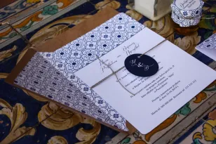 Jednokartkowe rustykalne zaproszenia ślubne z motywem hiszpańskiej grafiki w kolorze niebieskim