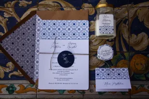 Jednokartkowe rustykalne zaproszenia ślubne z motywem hiszpańskiej grafiki w kolorze niebieskim wraz z dodatkami