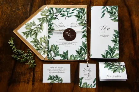Jednokartkowe rustykalne zaproszenia ślubne z motywem gałązek oliwki, projekt utrzymany w stylistyce greenery wraz z dodatkami