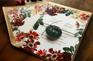 Botanische Hochzeitseinladungen aus einer Karte mit burgunderfarbenen und burgunderfarbenen afrikanischen Gänseblümchen