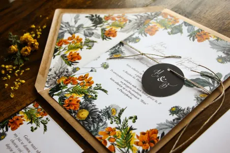 Botanische Ein-Karten-Hochzeitseinladungen mit einem Motiv aus gelben Blumen, gebrochen mit grauen